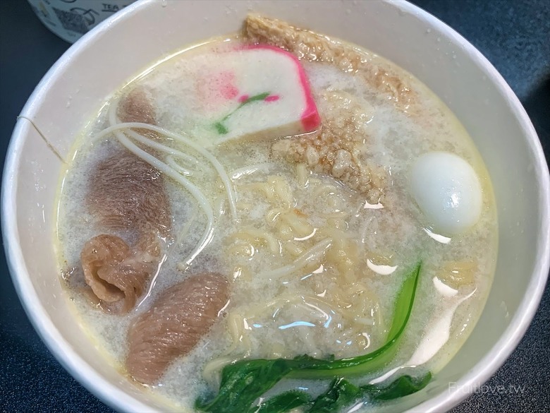 市場旁手工小籠湯包口味多樣，麻辣鴨血深坑臭豆腐必點