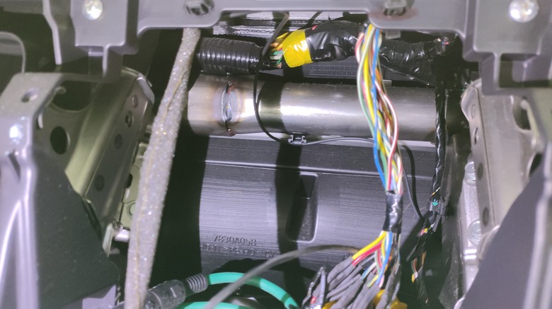 2011 Fortis 音控主機後的鐵管作用?? 冷氣出風口有黏黏的物質