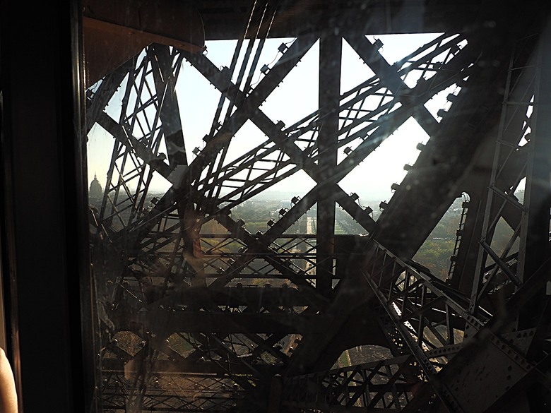 艾菲爾鐵塔(Tour Eiffel)、蒙馬特(Montmartre)、聖心堂(Basilique du Sacré-Cœur de Montmartre),外掛拉法葉百貨 巴黎奧斯曼旗艦店(Galeries Lafayette Haussmann)、莎瑪麗丹百貨(La Samaritaine) — 引領流行的時尚與藝術之都 — 2023年冬季歐洲行旅 第九部