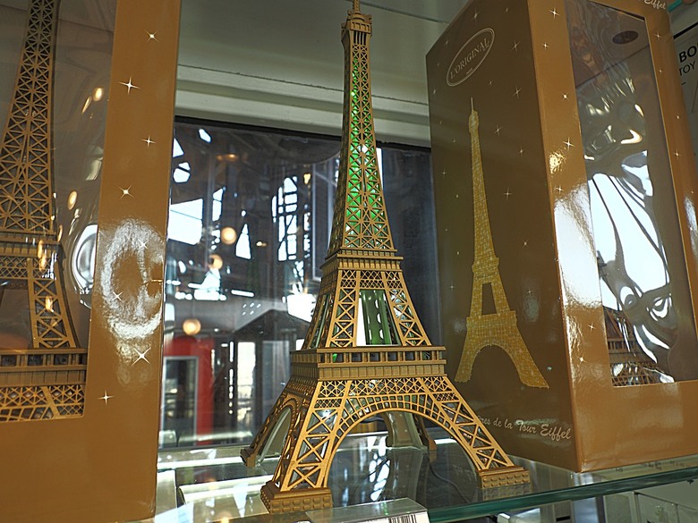 艾菲爾鐵塔(Tour Eiffel)、蒙馬特(Montmartre)、聖心堂(Basilique du Sacré-Cœur de Montmartre),外掛拉法葉百貨 巴黎奧斯曼旗艦店(Galeries Lafayette Haussmann)、莎瑪麗丹百貨(La Samaritaine) — 引領流行的時尚與藝術之都 — 2023年冬季歐洲行旅 第九部