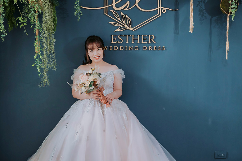 點我看大圖 高雄艾絲特手工婚紗試穿分享_隱藏版寶藏婚紗工作室!中大尺碼也能有不將就的美