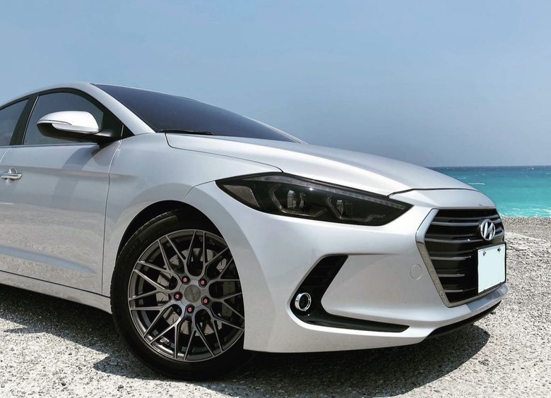 Hyundai Elantra 換新鞋
