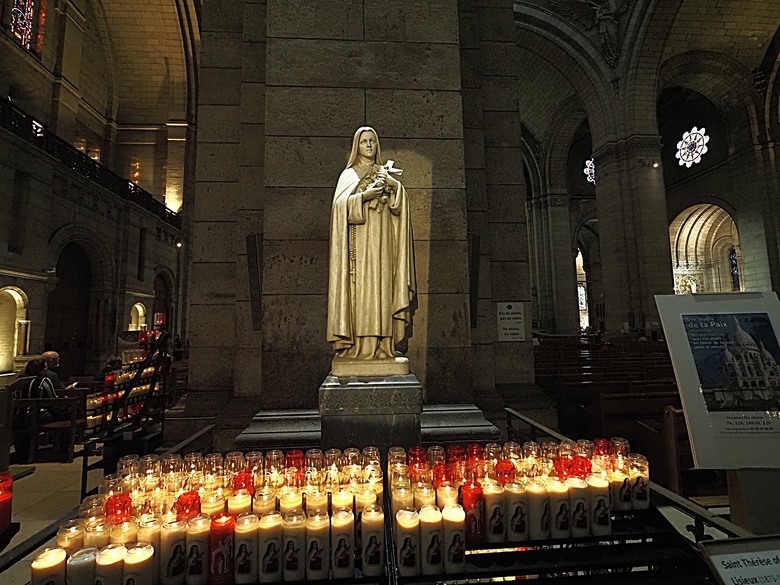 艾菲爾鐵塔(Tour Eiffel)、蒙馬特(Montmartre)、聖心堂(Basilique du Sacré-Cœur de Montmartre),外掛拉法葉百貨 巴黎奧斯曼旗艦店(Galeries Lafayette Haussmann)、莎瑪麗丹百貨(La Samaritaine) — 引領流行的時尚與藝術之都 — 2023年冬季歐洲行旅 第九部