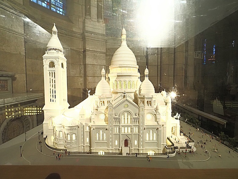 艾菲爾鐵塔(Tour Eiffel)、蒙馬特(Montmartre)、聖心堂(Basilique du Sacré-Cœur de Montmartre)，外掛拉法葉百貨 巴黎奧斯曼旗艦店(Galeries Lafayette Haussmann)、莎瑪麗丹百貨(La Samaritaine) — 引領流行的時尚與藝術之都 — 2023年冬季歐洲行旅 第九部