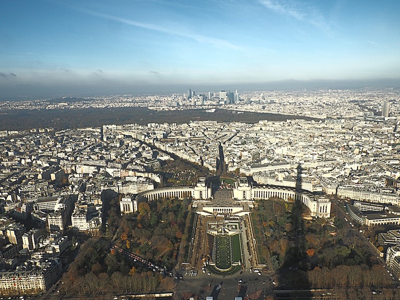 艾菲爾鐵塔(Tour Eiffel)、蒙馬特(Montmartre)、聖心堂(Basilique du Sacré-Cœur de Montmartre),外掛拉法葉百貨 巴黎奧斯曼旗艦店(Galeries Lafayette Haussmann)、莎瑪麗丹百貨(La Samaritaine) — 引領流行的時尚與藝術之都 — 2023年冬季歐洲行旅 第九部