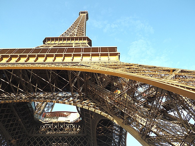 艾菲爾鐵塔(Tour Eiffel)、蒙馬特(Montmartre)、聖心堂(Basilique du Sacré-Cœur de Montmartre),外掛拉法葉百貨 巴黎奧斯曼旗艦店(Galeries Lafayette Haussmann)、莎瑪麗丹百貨(La Samaritaine) — 引領流行的時尚與藝術之都 — 2023年冬季歐洲行旅 第九部