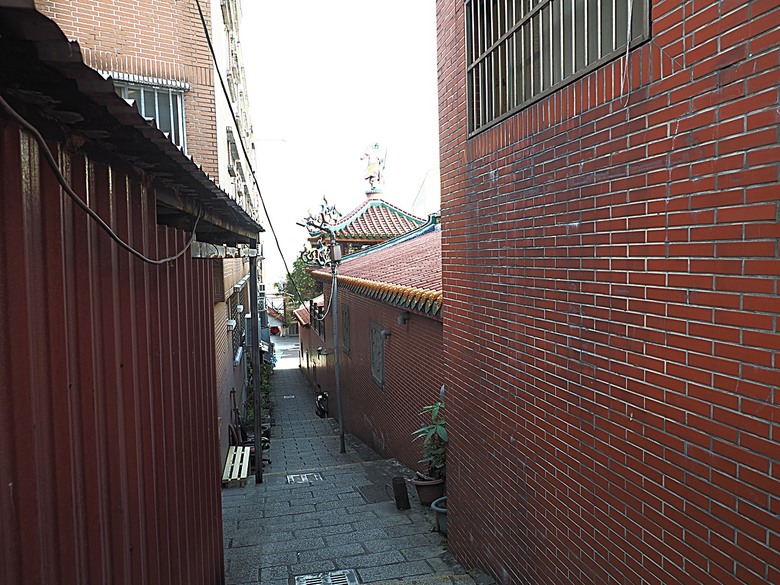 【小惡魔金龍踏春】鄞山寺(汀州會館)、龍山寺、清水巖、福佑宮、重建街、日本警官宿舍、滬尾小學校禮堂，附掛真理街阿給 — 淡水古蹟一日行旅 上半場