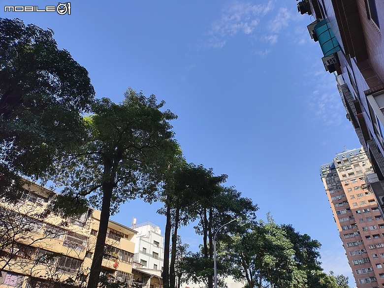[開箱］🥰超美摺疊機 Motorola Razr 40 白色開箱與實拍成像分享