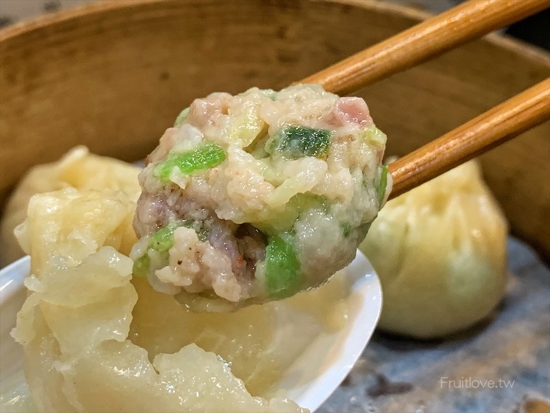市場旁手工小籠湯包口味多樣，麻辣鴨血深坑臭豆腐必點