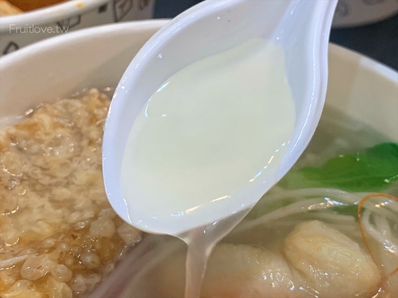 市場旁手工小籠湯包口味多樣，麻辣鴨血深坑臭豆腐必點
