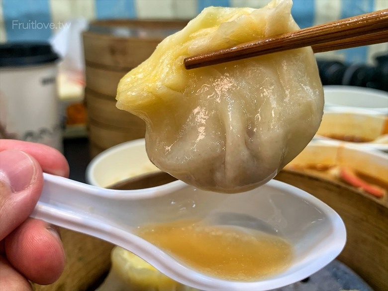 市場旁手工小籠湯包口味多樣，麻辣鴨血深坑臭豆腐必點