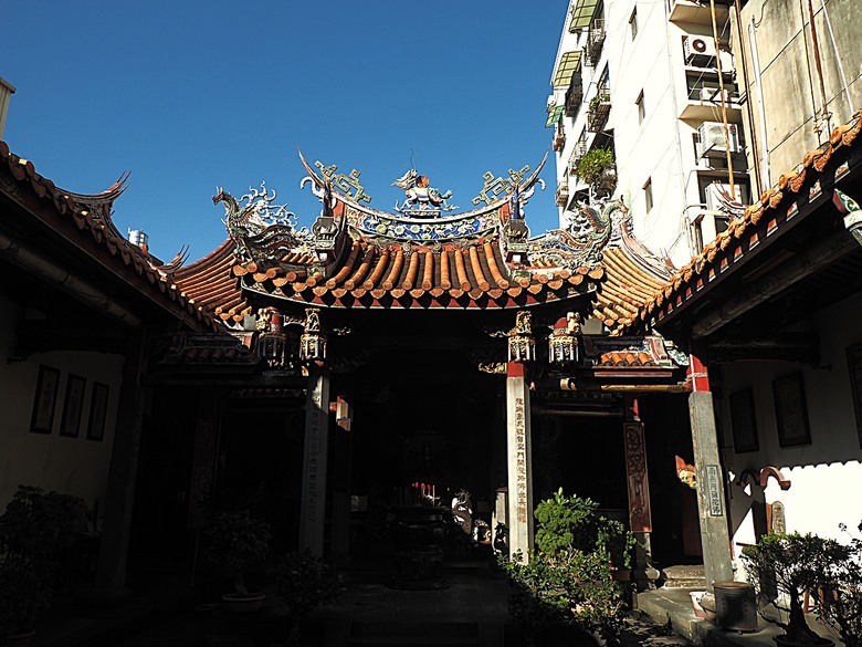 【小惡魔金龍踏春】鄞山寺(汀州會館)、龍山寺、清水巖、福佑宮、重建街、日本警官宿舍、滬尾小學校禮堂，附掛真理街阿給 — 淡水古蹟一日行旅 上半場