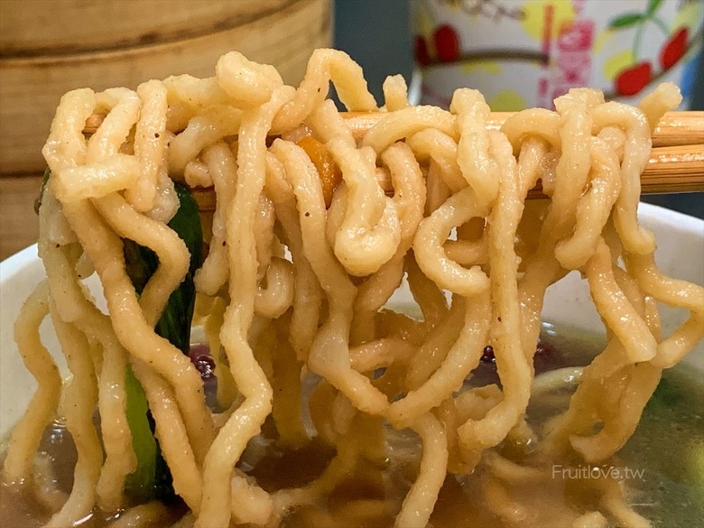 市場旁手工小籠湯包口味多樣，麻辣鴨血深坑臭豆腐必點
