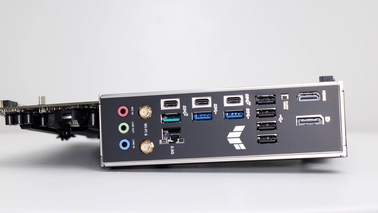 組裝 ADATA 首款海景機殼 XPG INVADER X 顯卡直立套件，搭配背插式主機板