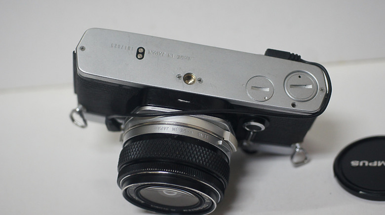 OLYMPUS OM-1背蓋內的機關用途?