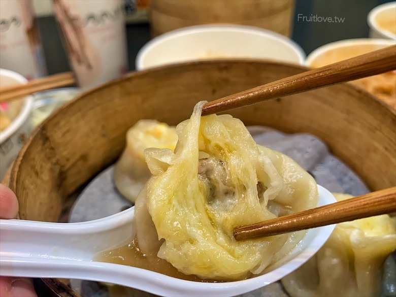 市場旁手工小籠湯包口味多樣，麻辣鴨血深坑臭豆腐必點