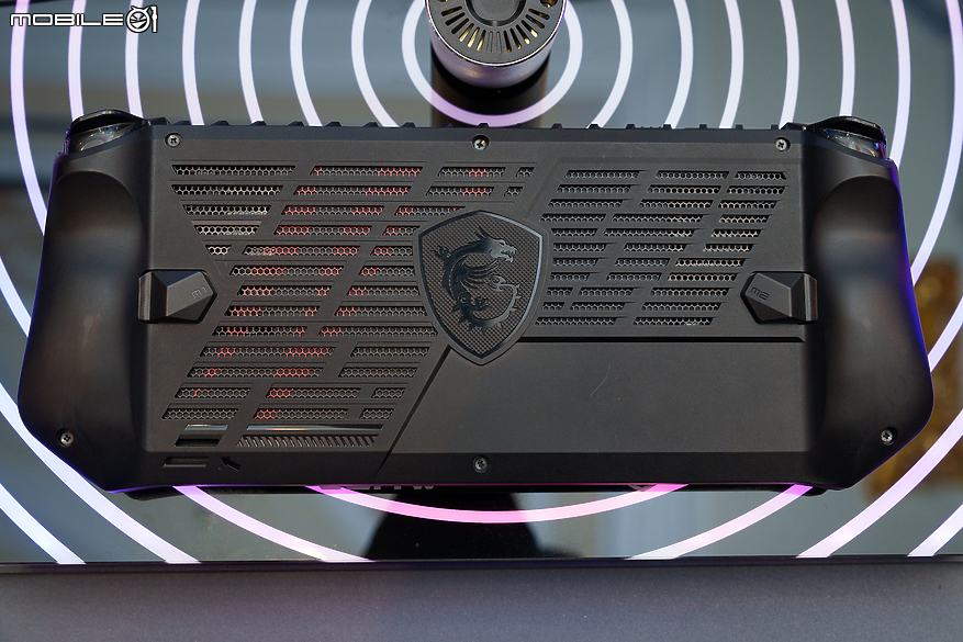 【CES2024】MSI CLAW 遊戲掌機動手玩 操作手感佳，效能與續航讓人期待！