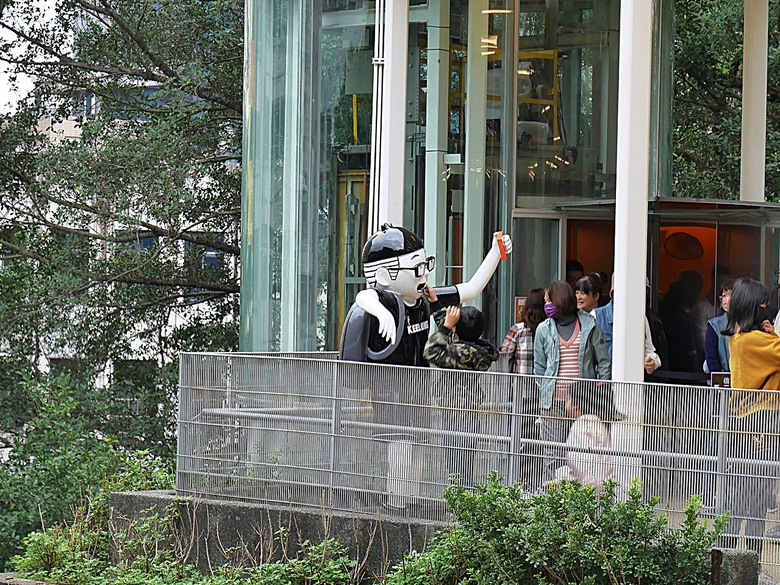 【小惡魔金龍踏春】基隆塔、遠見人文空間、主普壇、崆書店、信二防空洞，附掛仁愛市場漁人壽司 — 2023年底新開放基隆市區新景點