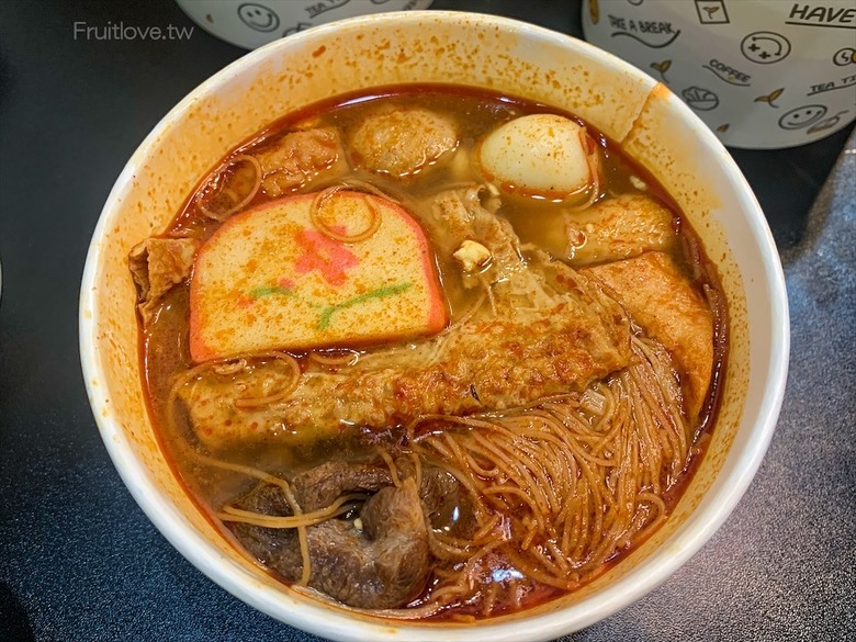 市場旁手工小籠湯包口味多樣，麻辣鴨血深坑臭豆腐必點
