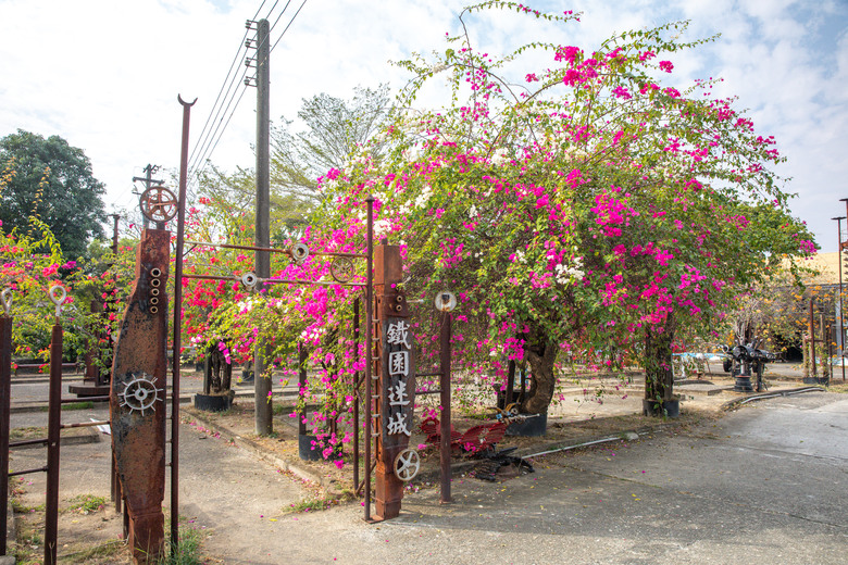 ◆橋頭糖廠 · 糖金歲月散策館 · 吉照故里茶道院 · 老街美食 ◆彌陀漁港海岸光廊 ◆蚵仔寮魚市