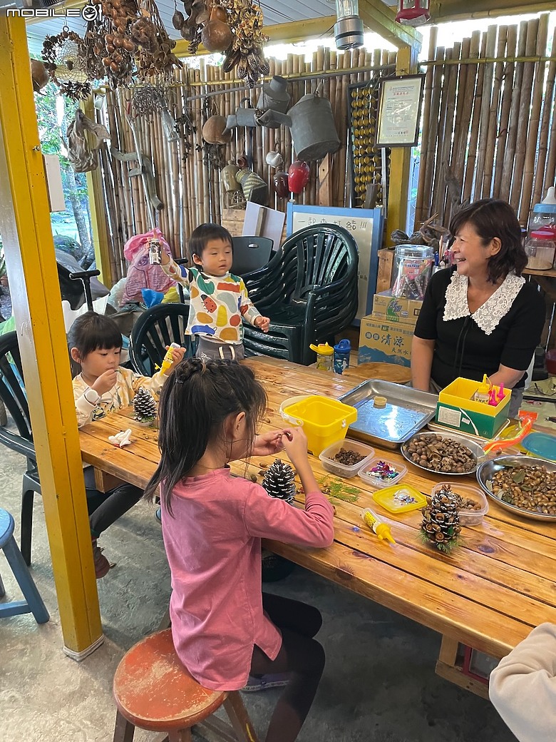 親子露營｜南投・滿天馨露營區：溫馨怡情花醉人，湖景相伴星滿天