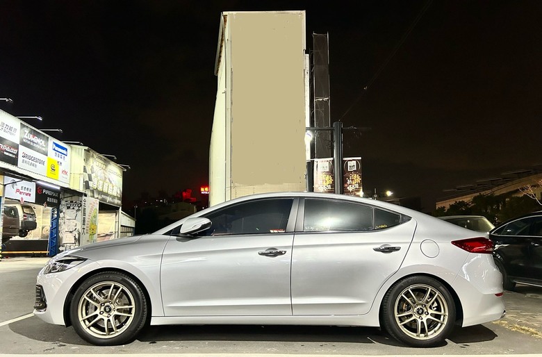 Hyundai Elantra 換新鞋