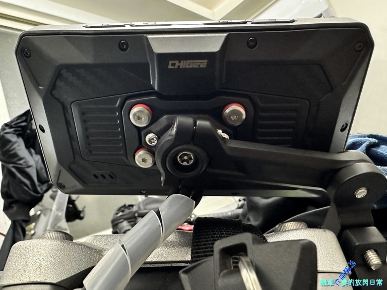 [車用部品] AKEEYO 安心教練 AIO-5 Lite 摩托車用 車機Carplay：行車紀錄器、測速提醒、BSD盲區監測、胎壓偵測