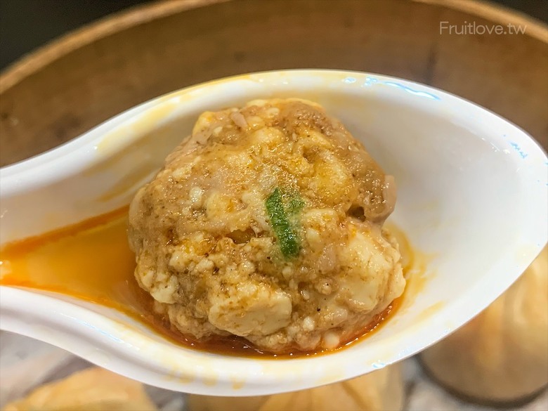 市場旁手工小籠湯包口味多樣，麻辣鴨血深坑臭豆腐必點