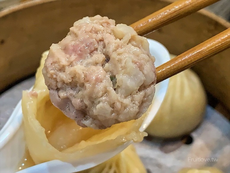市場旁手工小籠湯包口味多樣，麻辣鴨血深坑臭豆腐必點