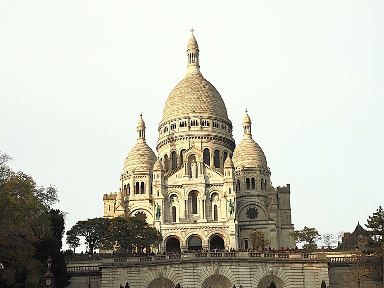 艾菲爾鐵塔(Tour Eiffel)、蒙馬特(Montmartre)、聖心堂(Basilique du Sacré-Cœur de Montmartre),外掛拉法葉百貨 巴黎奧斯曼旗艦店(Galeries Lafayette Haussmann)、莎瑪麗丹百貨(La Samaritaine) — 引領流行的時尚與藝術之都 — 2023年冬季歐洲行旅 第九部