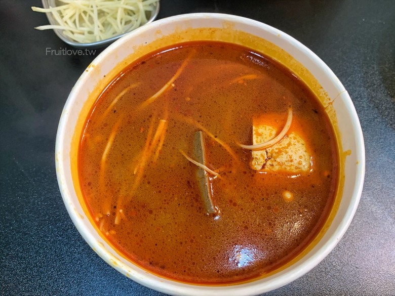 市場旁手工小籠湯包口味多樣，麻辣鴨血深坑臭豆腐必點