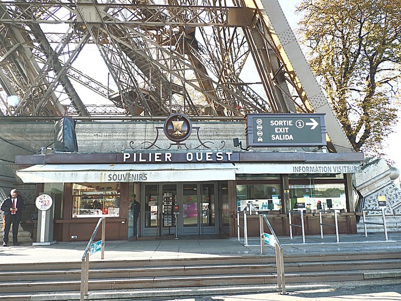 艾菲爾鐵塔(Tour Eiffel)、蒙馬特(Montmartre)、聖心堂(Basilique du Sacré-Cœur de Montmartre),外掛拉法葉百貨 巴黎奧斯曼旗艦店(Galeries Lafayette Haussmann)、莎瑪麗丹百貨(La Samaritaine) — 引領流行的時尚與藝術之都 — 2023年冬季歐洲行旅 第九部