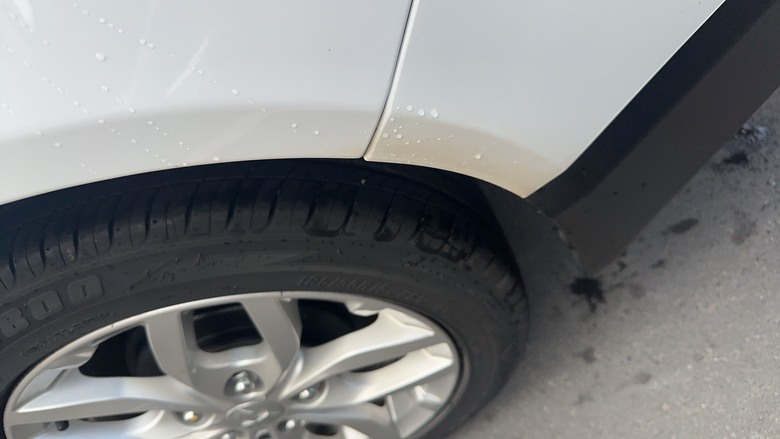 我的車後輪框後面怎麼會黃黃的用不掉