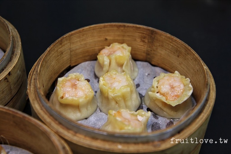 市場旁手工小籠湯包口味多樣，麻辣鴨血深坑臭豆腐必點