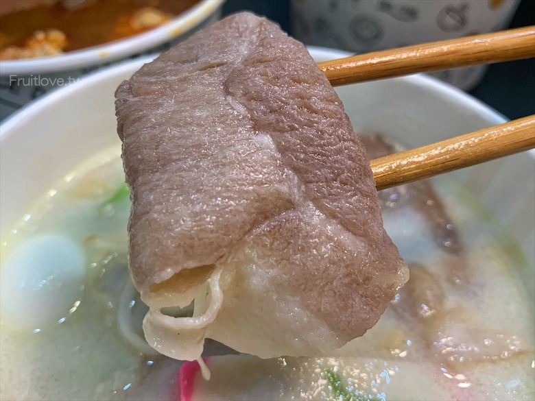 市場旁手工小籠湯包口味多樣，麻辣鴨血深坑臭豆腐必點