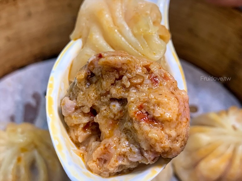 市場旁手工小籠湯包口味多樣，麻辣鴨血深坑臭豆腐必點
