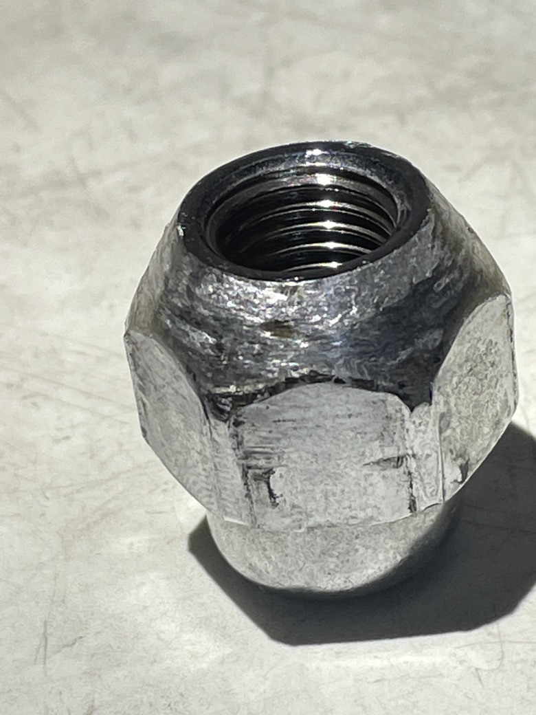 Mazda 3 鋁圈螺絲上防卡劑