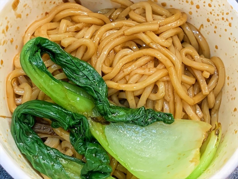市場旁手工小籠湯包口味多樣，麻辣鴨血深坑臭豆腐必點