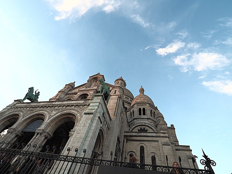 艾菲爾鐵塔(Tour Eiffel)、蒙馬特(Montmartre)、聖心堂(Basilique du Sacré-Cœur de Montmartre),外掛拉法葉百貨 巴黎奧斯曼旗艦店(Galeries Lafayette Haussmann)、莎瑪麗丹百貨(La Samaritaine) — 引領流行的時尚與藝術之都 — 2023年冬季歐洲行旅 第九部