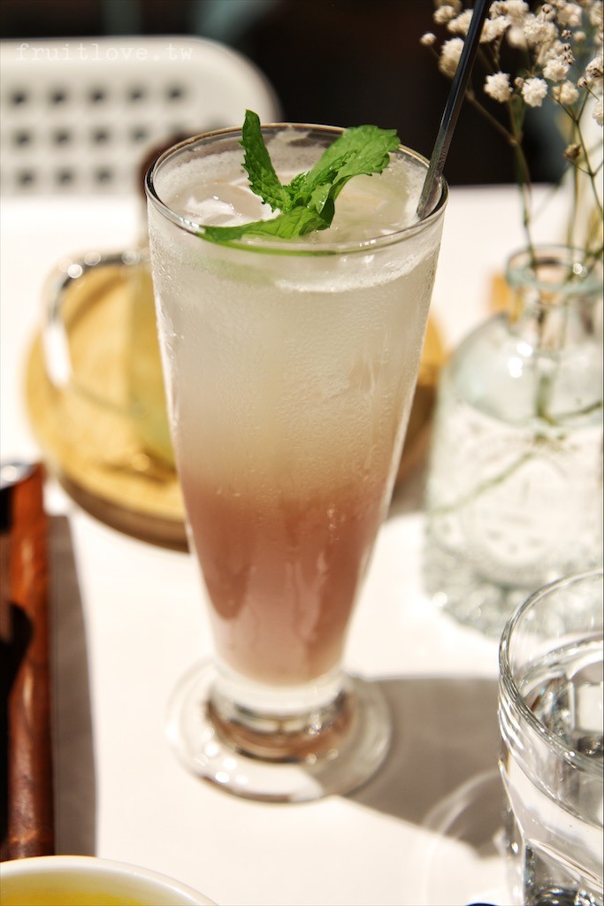 很美的歐式餐廳，還可以和5位萌兔零距離互動