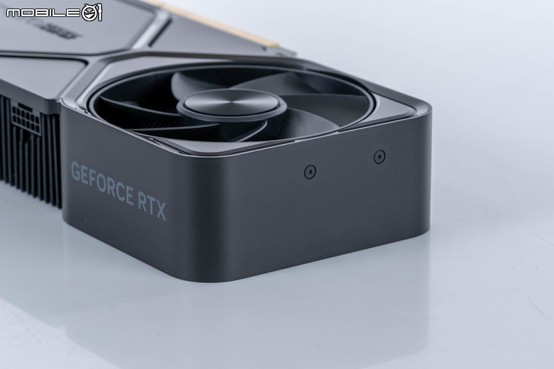 NVIDIA GeForce RTX 4070 Super FE 創始版顯示卡開箱 以純黑設計打造更高效能印象