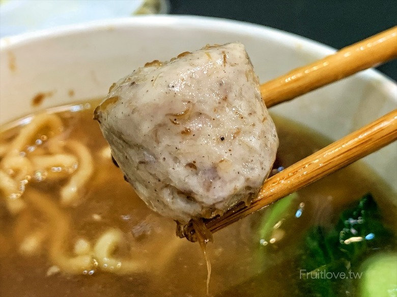 市場旁手工小籠湯包口味多樣，麻辣鴨血深坑臭豆腐必點