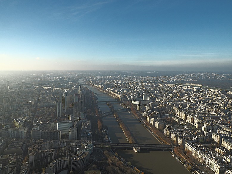 艾菲爾鐵塔(Tour Eiffel)、蒙馬特(Montmartre)、聖心堂(Basilique du Sacré-Cœur de Montmartre),外掛拉法葉百貨 巴黎奧斯曼旗艦店(Galeries Lafayette Haussmann)、莎瑪麗丹百貨(La Samaritaine) — 引領流行的時尚與藝術之都 — 2023年冬季歐洲行旅 第九部