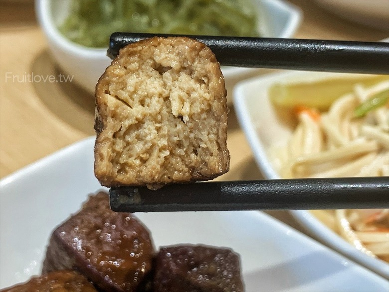 點我看大圖 寵物友善麵食館,新竹超人氣麵食館也進軍大里,餐點口味真的沒話說,小菜精緻多樣又美味