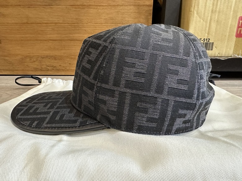 「開箱」FENDI 經典花色帽子
