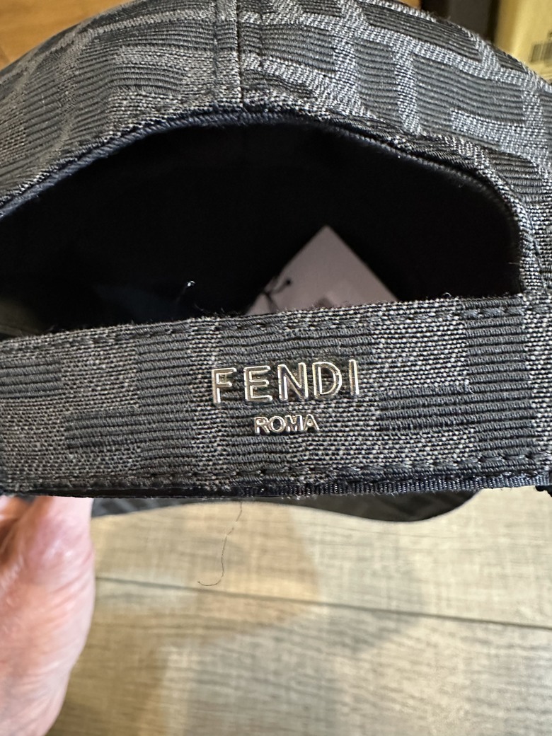「開箱」FENDI 經典花色帽子