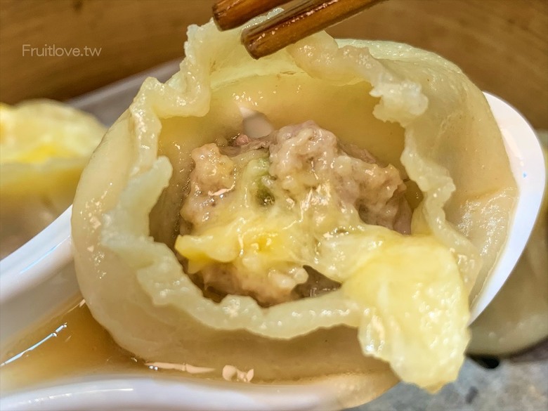 市場旁手工小籠湯包口味多樣，麻辣鴨血深坑臭豆腐必點