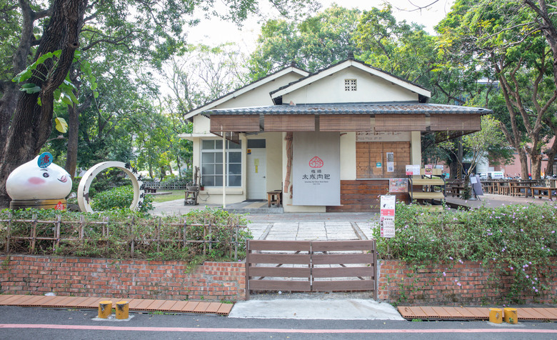 ◆橋頭糖廠 · 糖金歲月散策館 · 吉照故里茶道院 · 老街美食 ◆彌陀漁港海岸光廊 ◆蚵仔寮魚市