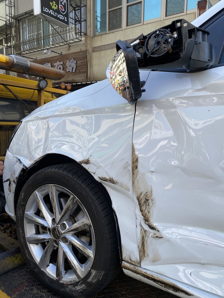 fabia被貨車撞，只有第三責任險，該怎麼處理