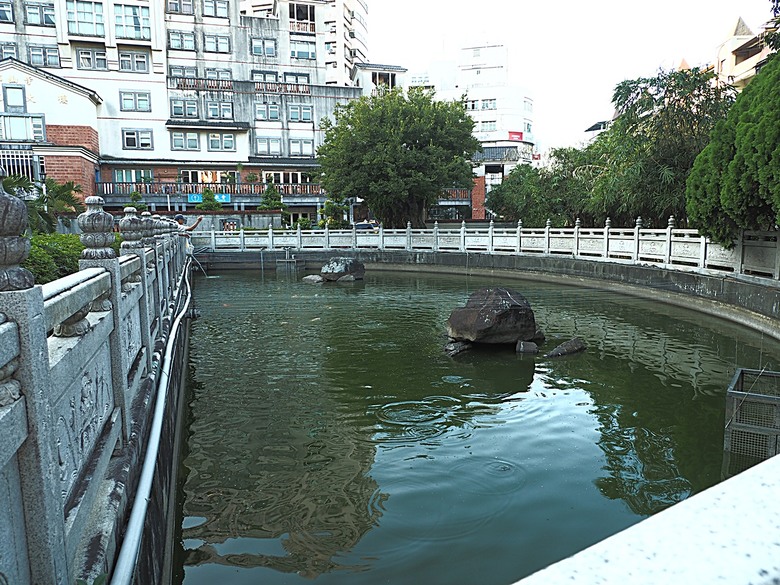 【小惡魔金龍踏春】鄞山寺(汀州會館)、龍山寺、清水巖、福佑宮、重建街、日本警官宿舍、滬尾小學校禮堂,附掛真理街阿給 — 淡水古蹟一日行旅 上半場